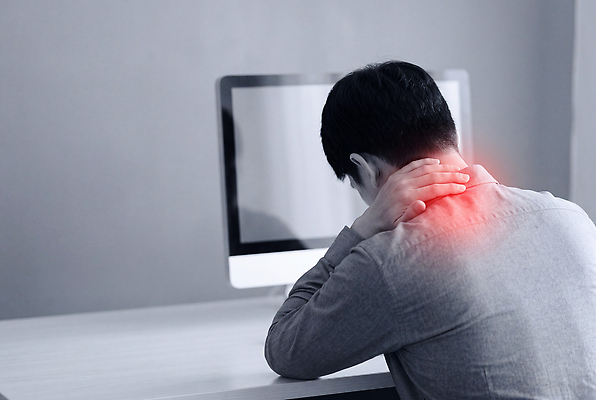 JPG 편집이미지 남자 포즈 스트레스 흑백 건강 피곤 일상 컴퓨터 사무실 고통 작업 목 의료성형뷰티 편집실사 AI인물포토 AI콘텐츠 감정 컨셉 비즈니스 촬영기법 사람 라이프 신체부위 전자제품 CG 파일형식 AI포토 생활