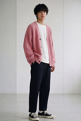 JPG 편집이미지 패션 남자 분홍색 운동화 티셔츠 바지 실내 흰색 카디건 모던 의료성형뷰티 스타일 편집실사 AI인물포토 AI콘텐츠 컬러 신발 셔츠 하의 사람 내부 외투 CG 파일형식 AI포토 옷 상의