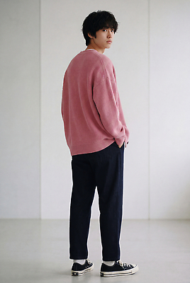 JPG 모델 편집이미지 패션 남자 분홍색 포즈 바지 스튜디오 실내 검은색 뒤돌아보기 스웨터 의료성형뷰티 스타일 편집실사 AI인물포토 AI콘텐츠 컬러 상의 모션 하의 사람 내부 CG 파일형식 AI포토 옷