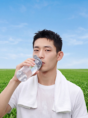 JPG 편집이미지 남자 스포츠 자연 휴식 축구선수 건강 물 운동복 수건 운동 수분 땀 의료성형뷰티 편집실사 AI인물포토 자연요소 옷 컨셉 운동선수 사람 위생용품 축구 CG 생태계 파일형식 AI포토 생활용품 구기 AI콘텐츠 오브젝트