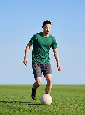 JPG 편집이미지 남자 스포츠 축구공 축구선수 건강 경기 잔디 운동 걷기 축구 체육 연습 의료성형뷰티 편집실사 AI인물포토 식물 공 축구용품 모션 운동선수 사람 구기 CG 파일형식 AI포토 스포츠용품 AI콘텐츠 오브젝트