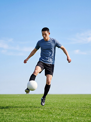 JPG 편집이미지 남자 스포츠 축구공 공 발 하늘 축구선수 잔디 운동 축구 다리 연습 의료성형뷰티 편집실사 AI인물포토 식물 축구용품 운동선수 건강 사람 신체부위 구기 CG 파일형식 AI포토 스포츠용품 AI콘텐츠 오브젝트