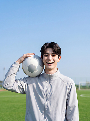 JPG 편집이미지 남자 스포츠 축구공 청소년 하늘 축구선수 웃음 잔디 친구 운동 축구 연습 의료성형뷰티 편집실사 AI인물포토 식물 공 축구용품 관계 운동선수 표정 건강 사람 구기 CG 파일형식 AI포토 스포츠용품 AI콘텐츠 오브젝트