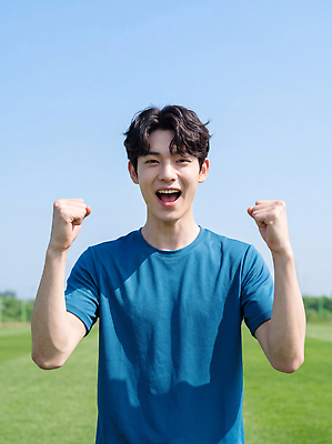 JPG 편집이미지 남자 행복 스포츠 하늘 축구선수 웃음 청년 여름 친구 운동 주먹 기쁨 자유 열정 의료성형뷰티 편집실사 AI인물포토 계절 감정 컨셉 관계 모션 운동선수 표정 건강 사람 성인 축구 CG 파일형식 AI포토 구기 AI콘텐츠