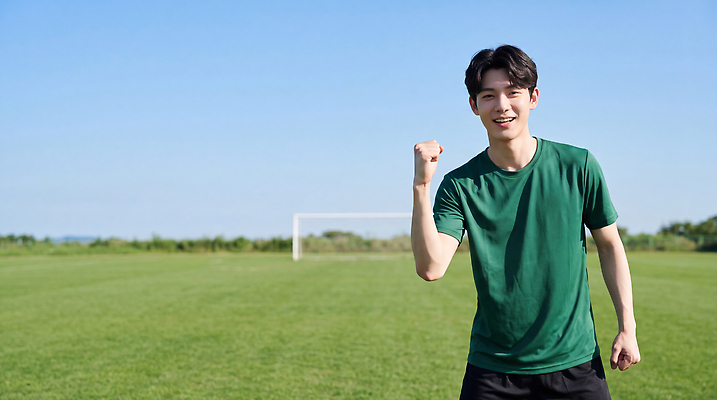 JPG 편집이미지 남자 스포츠 필드 축구선수 잔디 운동 햇빛 축구 주먹 골대 의료성형뷰티 편집실사 AI인물포토 식물 모션 운동선수 건강 사람 빛 구기 CG 파일형식 AI포토 AI콘텐츠