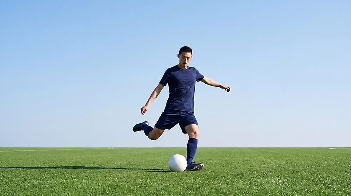 JPG 편집이미지 남자 스포츠 축구공 하늘 축구선수 경기 잔디 운동복 운동 축구 킥 집중 인조잔디 의료성형뷰티 편집실사 AI인물포토 식물 옷 컨셉 공 축구용품 모션 운동선수 건강 사람 구기 CG 파일형식 AI포토 스포츠용품 AI콘텐츠 오브젝트