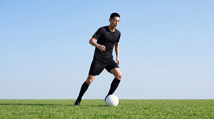 JPG 편집이미지 남자 스포츠 공 하늘 축구선수 건강 경기 운동 축구 육상스포츠 체육 드리블 의료성형뷰티 편집실사 AI인물포토 운동선수 사람 구기 CG 파일형식 AI포토 AI콘텐츠