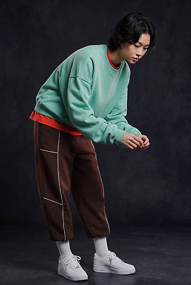 JPG 전신 편집이미지 패션 남자 신발 신체 바지 숙이기 운동복 어둠 스웨터 의료성형뷰티 스타일 편집실사 AI인물포토 옷 포즈 상의 하의 사람 CG 파일형식 AI포토 AI콘텐츠