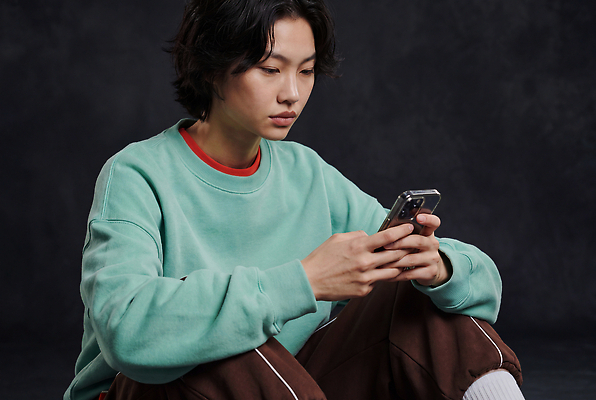 JPG 편집이미지 패션 남자 검은배경 앉기 일상 스마트폰 유행 청바지 남성복 집중 모던 의료성형뷰티 스타일 편집실사 AI인물포토 옷 컨셉 바지 모션 사람 라이프 핸드폰 스마트기기 검은색 CG 파일형식 AI포토 컬러 하의 생활 전자제품 AI콘텐츠