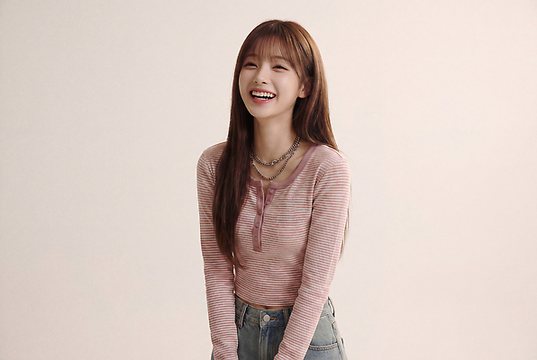 JPG 모델 편집이미지 헤어스타일 여자 패션 포즈 셔츠 미소 줄무늬 청바지 의료성형뷰티 스타일 편집실사 AI인물포토 상의 무늬 바지 표정 사람 CG 파일형식 AI포토 옷 하의 AI콘텐츠
