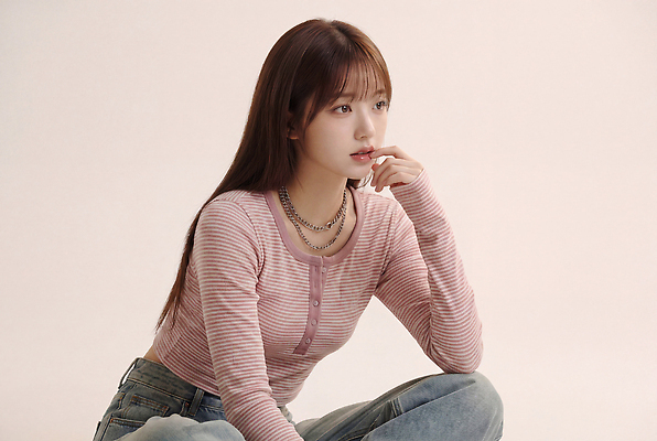 JPG 모델 편집이미지 여자 패션 포즈 셔츠 생각 표정 줄무늬 의료성형뷰티 스타일 편집실사 AI인물포토 상의 무늬 사람 CG 파일형식 AI포토 옷 AI콘텐츠