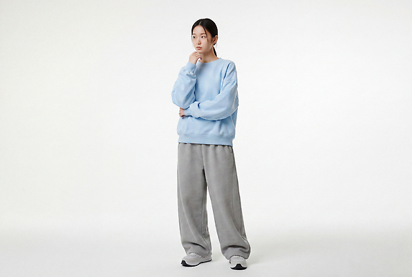 JPG 편집이미지 옷 여자 패션 생각 바지 표정 사람 캐주얼 스웨터 모던 흰배경 의료성형뷰티 스타일 편집실사 AI인물포토 상의 하의 흰색 CG 파일형식 AI포토 컬러 AI콘텐츠