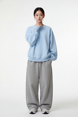 JPG 편집이미지 옷 여자 패션 생각 바지 손가락 서기 앞모습 의료성형뷰티 스타일 편집실사 AI인물포토 손 뷰포인트 모션 하의 사람 CG 파일형식 AI포토 신체부위 AI콘텐츠