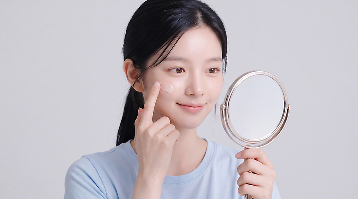 JPG 편집이미지 시선 여자 얼굴 손가락 화장 뷰티 화장품 거울 상품 피부 피부관리 스킨케어 의료성형뷰티 편집실사 AI인물포토 손 사람 신체부위 CG 파일형식 AI포토 AI콘텐츠