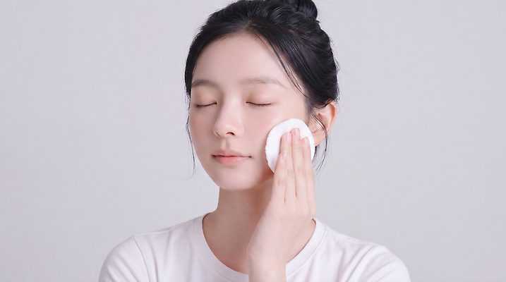 JPG 편집이미지 여자 건강 관리 뷰티 화장품 피부 피부관리 스킨케어 클렌징 화장솜 의료성형뷰티 편집실사 AI인물포토 사람 신체부위 청결 화장용품 CG 파일형식 AI포토 미용용품 위생 AI콘텐츠 오브젝트