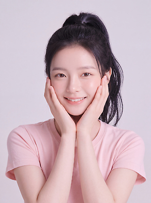 JPG 편집이미지 헤어스타일 손 여자 얼굴 포즈 티셔츠 미소 사람 청춘 기쁨 피부관리 스킨케어 의료성형뷰티 단순 편집실사 AI인물포토 감정 컨셉 셔츠 표정 신체부위 뷰티 CG 파일형식 AI포토 상의 AI콘텐츠 옷