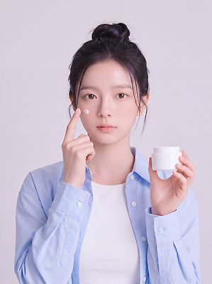 JPG 편집이미지 손 여자 얼굴 관리 일상 화장 뷰티 화장품 피부 크림 피부관리 스킨케어 의료성형뷰티 편집실사 AI인물포토 사람 라이프 신체부위 CG 파일형식 AI포토 생활 AI콘텐츠
