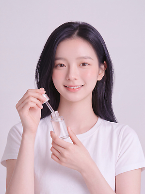 JPG 편집이미지 여자 티셔츠 표정 건강 미소 청춘 뷰티 화장품 상품 피부관리 스킨케어 의료성형뷰티 스타일 세럼 편집실사 AI인물포토 컨셉 셔츠 사람 CG 파일형식 AI포토 상의 AI콘텐츠 옷
