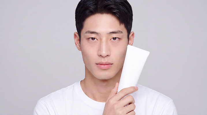 JPG 편집이미지 손 시선 남자 얼굴 포즈 화장품 상품 피부 피부관리 스킨케어 의료성형뷰티 편집실사 AI인물포토 사람 신체부위 뷰티 CG 파일형식 AI포토 AI콘텐츠