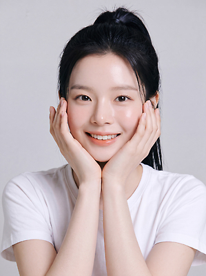 JPG 편집이미지 손 옷 여자 행복 얼굴 포즈 미소 사람 피부관리 스킨케어 의료성형뷰티 편집실사 AI인물포토 감정 표정 신체부위 뷰티 CG 파일형식 AI포토 AI콘텐츠