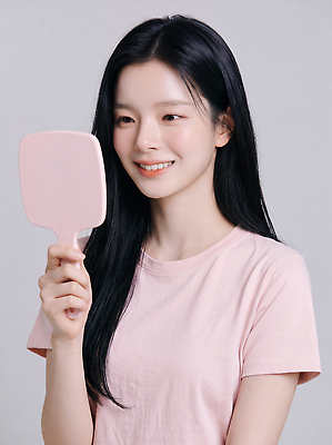 JPG 편집이미지 헤어스타일 여자 포즈 티셔츠 표정 미소 일상 거울 피부관리 스킨케어 의료성형뷰티 스타일 편집실사 AI인물포토 셔츠 사람 라이프 뷰티 CG 파일형식 AI포토 상의 생활 AI콘텐츠 옷