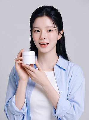 JPG 모델 편집이미지 손 여자 셔츠 티셔츠 관리 뷰티 화장품 용기 상품 피부 피부관리 스킨케어 의료성형뷰티 편집실사 AI인물포토 그릇 상의 사람 신체부위 CG 파일형식 AI포토 식기 옷 AI콘텐츠