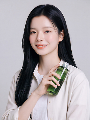 JPG 편집이미지 긴머리 손 여자 미소 사람 화장품 용기 액체 상품 피부관리 스킨케어 의료성형뷰티 편집실사 AI인물포토 헤어스타일 그릇 표정 신체부위 뷰티 CG 파일형식 AI포토 식기 AI콘텐츠