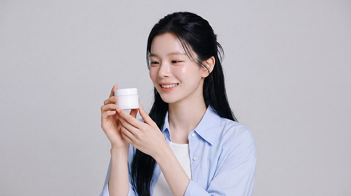 JPG 편집이미지 손 옷 여자 행복 건강 관리 미소 뷰티 화장품 상품 피부 피부관리 스킨케어 의료성형뷰티 편집실사 AI인물포토 감정 표정 사람 신체부위 CG 파일형식 AI포토 AI콘텐츠