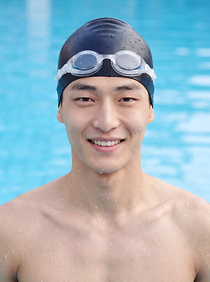 JPG 편집이미지 남자 수영복 스포츠 고글 수영장 건강 웃음 물 여름 운동 수영 연습 수영선수 수영모 의료성형뷰티 편집실사 AI인물포토 자연요소 옷 계절 운동선수 표정 사람 수상스포츠 CG 수영용품 파일형식 AI포토 스포츠용품 AI콘텐츠 오브젝트