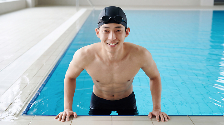 JPG 편집이미지 남자 수영복 스포츠 수영장 실내 건강 미소 물 운동 수영 물안경 수영모 의료성형뷰티 편집실사 AI인물포토 자연요소 옷 표정 사람 내부 수상스포츠 CG 수영용품 파일형식 AI포토 스포츠용품 AI콘텐츠 오브젝트