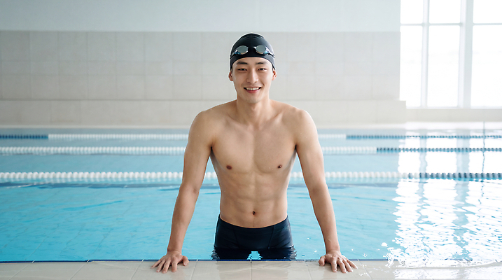 JPG 편집이미지 남자 수영복 스포츠 수영장 미소 물 운동 수영 수조 물안경 체육관 수영선수 수영모 의료성형뷰티 편집실사 AI인물포토 자연요소 옷 운동선수 표정 건강 사람 수상스포츠 CG 수영용품 파일형식 AI포토 스포츠용품 AI콘텐츠 오브젝트