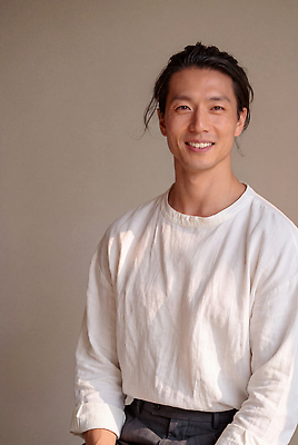 JPG 편집이미지 남자 포즈 실내 미소 웃음 사람 앉기 건축가 의료성형뷰티 편집실사 AI인물포토 직업 모션 표정 내부 CG 파일형식 AI포토 AI콘텐츠