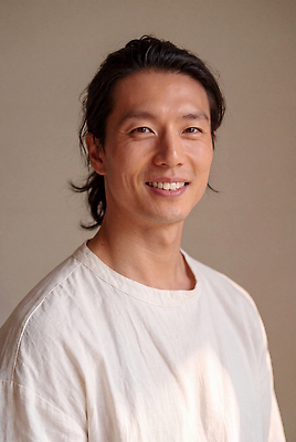 JPG 모델 편집이미지 헤어스타일 남자 얼굴 포즈 실내 미소 건축가 의료성형뷰티 편집실사 AI인물포토 직업 표정 사람 내부 신체부위 CG 파일형식 AI포토 AI콘텐츠
