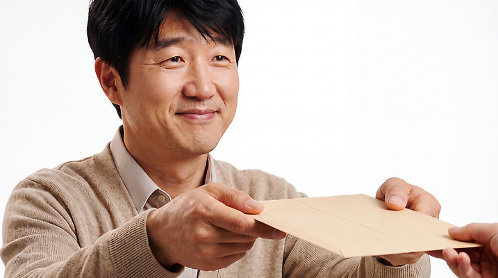 JPG 편집이미지 손 남자 따뜻함 표정 사람 일상 편지 전달 교류 소통 보험설계사 의료성형뷰티 편집실사 AI인물포토 직업 컨셉 라이프 신체부위 CG 보험 파일형식 AI포토 생활 AI콘텐츠
