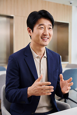 JPG 편집이미지 남자 셔츠 표정 대화 사람 사무실 재킷 만남 인터뷰 의견 소통 대답 보험설계사 의료성형뷰티 편집실사 AI인물포토 직업 컨셉 상의 비즈니스 말하기 외투 CG 보험 파일형식 AI포토 옷 모션 AI콘텐츠