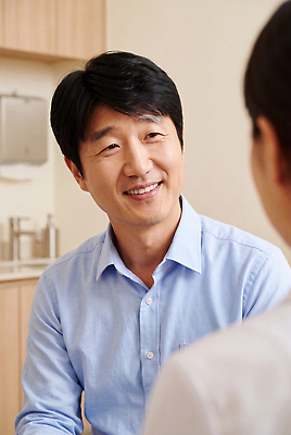 JPG 편집이미지 남자 셔츠 함께함 대화 미소 웃음 일상 보험설계사 의료성형뷰티 편집실사 AI인물포토 직업 컨셉 상의 표정 말하기 사람 라이프 CG 보험 파일형식 AI포토 옷 모션 생활 AI콘텐츠