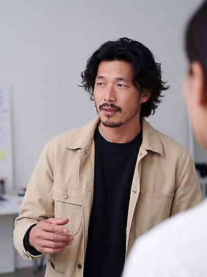 JPG 편집이미지 남자 비즈니스 회의 협력 직장 실내 표정 대화 사람 사무실 작업 사진사 집중 의료성형뷰티 편집실사 AI인물포토 컨셉 회사 말하기 내부 작가 CG 파일형식 AI포토 직업 모션 AI콘텐츠