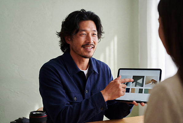 JPG 편집이미지 디자인 남자 회의 협력 표정 대화 손짓 태블릿 방 업무 발표 사진사 프레젠테이션 의료성형뷰티 상호작용 편집실사 AI인물포토 비즈니스 모션 말하기 사람 전자제품 스마트기기 작업 작가 CG 파일형식 AI포토 직업 AI콘텐츠
