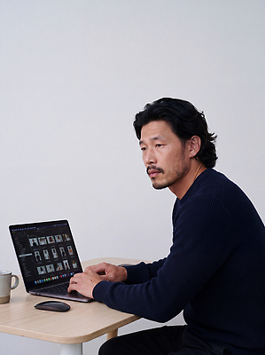 JPG 편집이미지 남자 커피 의자 탁자 직장 노트북 컴퓨터 사무실 스크린 작업 사진사 집중 의료성형뷰티 편집실사 AI인물포토 음료 가구 컨셉 회사 비즈니스 사람 전자제품 작가 CG 파일형식 AI포토 직업 생활용품 AI콘텐츠 오브젝트