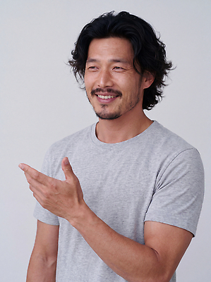 JPG 편집이미지 손 남자 티셔츠 표정 웃음 사람 편안함 사진사 의료성형뷰티 편집실사 AI인물포토 셔츠 신체부위 감각 작가 CG 파일형식 AI포토 직업 상의 AI콘텐츠 옷