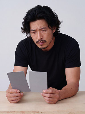 JPG 편집이미지 직업 손 남자 포즈 생각 탁자 실내 표정 비교 사진사 집중 의료성형뷰티 편집실사 AI인물포토 가구 컨셉 사람 내부 신체부위 작가 CG 파일형식 AI포토 생활용품 AI콘텐츠 오브젝트