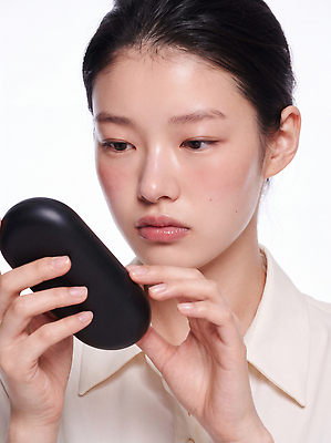 JPG 편집이미지 손 여자 산업 얼굴 화장 뷰티 디자이너 집중 피부 확인 의료성형뷰티 스타일 편집실사 AI인물포토 직업 컨셉 사람 신체부위 CG 파일형식 AI포토 AI콘텐츠