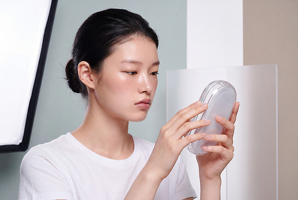 JPG 모델 편집이미지 여자 패션 산업 얼굴 조명 뷰티 화장품 디자이너 확인 스킨케어 의료성형뷰티 편집실사 AI인물포토 직업 사람 신체부위 화장용품 CG 파일형식 AI포토 미용용품 AI콘텐츠 오브젝트
