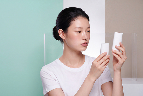 JPG 편집이미지 손 여자 산업 포즈 생각 화장품 관찰 비교 상품 디자이너 집중 피부 멋 의료성형뷰티 편집실사 AI인물포토 직업 컨셉 모션 사람 신체부위 뷰티 CG 파일형식 AI포토 AI콘텐츠