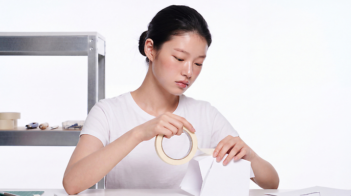 JPG 편집이미지 디자인 여자 산업 상자 사무실 도구 작업 편안함 디자이너 집중 테이프 조립 의료성형뷰티 단순 편집실사 AI인물포토 직업 컨셉 비즈니스 문구용품 사람 감각 CG 파일형식 AI포토 오브젝트 AI콘텐츠