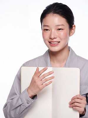 JPG 모델 편집이미지 손 여자 산업 포즈 웃음 디자이너 스케치북 의료성형뷰티 편집실사 AI인물포토 직업 학용품 표정 사람 신체부위 CG 파일형식 AI포토 문구용품 AI콘텐츠 오브젝트