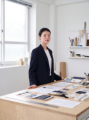 JPG 편집이미지 디자인 여자 산업 창문 사무실 견본 사무용품 자료 도구 작업 디자이너 책상 정리 의료성형뷰티 편집실사 AI인물포토 직업 가구 비즈니스 문구용품 사람 CG 파일형식 AI포토 생활용품 오브젝트 AI콘텐츠