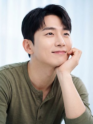 JPG 편집이미지 남자 얼굴 포즈 생각 실내 미소 웃음 사람 뷰티 촬영 즐거움 턱 의료성형뷰티 편집실사 AI인물포토 감정 표정 내부 신체부위 CG 파일형식 AI포토 AI콘텐츠