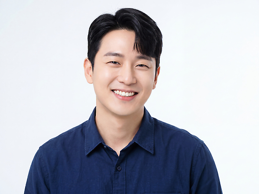JPG 편집이미지 헤어스타일 남자 미소 웃음 사람 상반신 흰배경 의료성형뷰티 스타일 편집실사 AI인물포토 표정 흰색 CG 파일형식 AI포토 컬러 AI콘텐츠