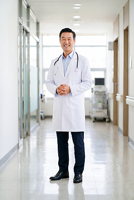 JPG 편집이미지 남자 중년 청진기 건강 병원 진료 의사가운 복도 전문 의료성형뷰티 편집실사 AI인물포토 의학 의료기기 사람 성인 의사 가운 CG 파일형식 AI포토 옷 의료진 AI콘텐츠 직업